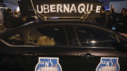 Manifestation de chauffeurs VTC à Paris, le 15 décembre 2016. (LIONEL BONAVENTURE / AFP)