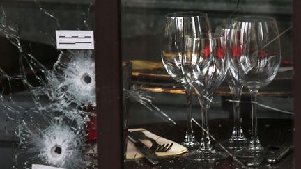 Le jour d'après dans l'un des cafés du XIe arrondissement visés par les islamistes le soir du vendredi 13 novembre 2015. (Pascal ROSSIGNOL / REUTERS)