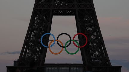 Les anneaux olympiques sur la Tour Eiffel, à Paris, le 6 septembre 2024. (THIBAUD MORITZ / AFP)