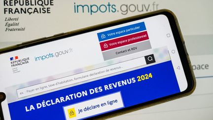 Un smartphone montrant une déclaration d'impôts sur le revenu 2024, le 17 avril 2024. (JEAN-MARC BARRERE / AFP)