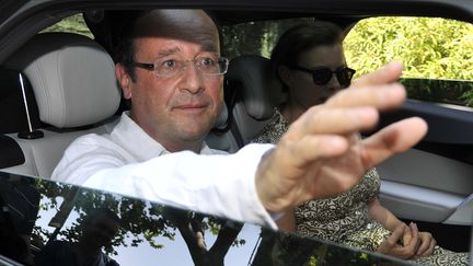 Le pr&eacute;sident Fran&ccedil;ois Hollande &agrave; son arriv&eacute;e &agrave; Bormes-les-Mimosas (Var) le 3 ao&ucirc;t 2012. (BORIS HORVAT / AFP)