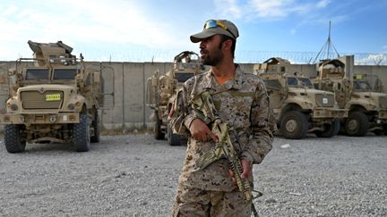 Un soldat des forces afghanes, le 5 juillet 2021 à la base américain de Bagram, à 70 km au nord de Kaboul. (WAKIL KOHSAR / AFP)