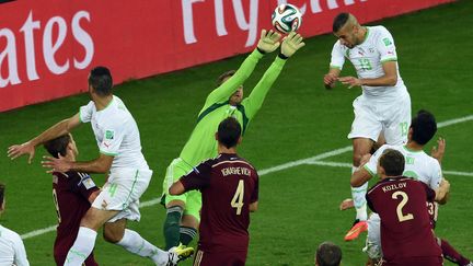 L'attaquant alg&eacute;rien Islam Slimani inscrit un but pour l'Alg&eacute;rie contre la Russie, le 26 juin 2014, &agrave; Curitiba (Br&eacute;sil). (PEDRO UGARTE / AFP)