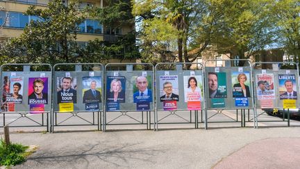 Les panneaux électoraux avec les affiches des douze candidats à l'élection présidentielle, le 28 mars 2022, à Valence (Drôme). (NICOLAS GUYONNET / HANS LUCAS / AFP)