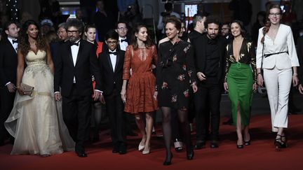 Radu Mihaileanu,&nbsp;Cyril Dion et&nbsp;Lucie Lucas, lors de la montée des marches au Festival de Cannes avant la projection de Sorry we missed you, le 16 mai 2019. (CHRISTOPHE SIMON / AFP)