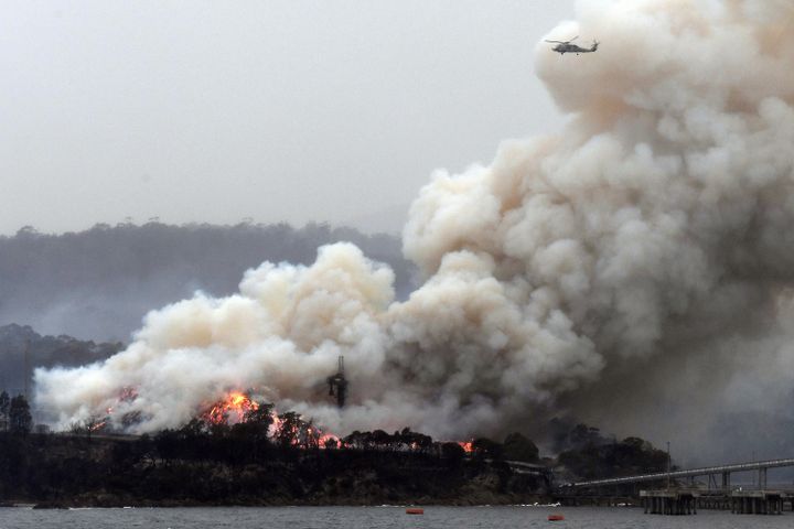 Les pompiers tentent&nbsp;de lutter contre les incendies à Eden (Australie), le 6 janvier 2020. (SAEED KHAN / AFP)