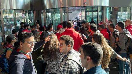 De nombreux supporters marocains arrivés à l’aéroport international Hamad de Doha n'avaient pas de billets pour la demi-finale de la Coupe du monde entre la France et le Maroc, le 14 décembre 2022. (Denis Ménétrier / Franceinfo: sport)