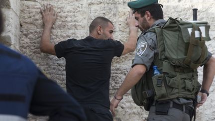 &nbsp; (Un policier israélien fouille un homme à Jérusalem, à la porte de Damas, ce mardi 13 octobre © MaxPPP)