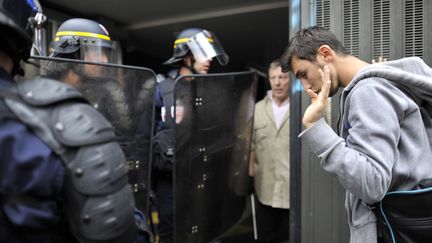 Un manifestant fait face à des policiers, le 23 juin 2016, à Rennes. (JEAN-FRANCOIS MONIER / AFP)