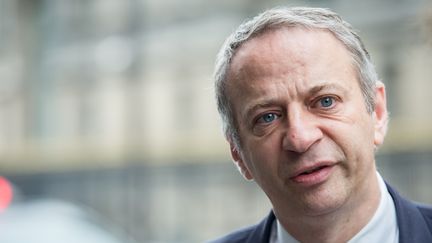 Le député socialiste Laurent Baumel répond à la question d'un journaliste à proximité de l'Assemblée nationale à Paris, le 26 mai 2015. (MICHAEL BUNEL / NURPHOTO / AFP)