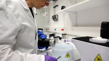 Manipulation de la plaquette à observer avec de l'azote liquide afin d'être observé dans le Titan Krios, un des microscopes les plus gros du monde à l'institut pasteur à Paris le 4 juillet 2018. (YANN FOREIX / MAXPPP)