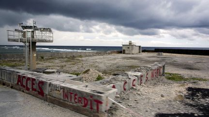 Un ancien capteur sismique dans l'atoll de Mururoa (Polynésie française), dans le sud de l'océan Pacifique, le 13 février 2014. (GREGORY BOISSY / AFP)