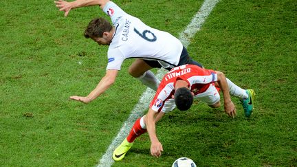 Blerim Dzemaili et Yohan Cabaye pendant France-Suisse (DENIS CHARLET / AFP)