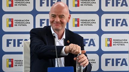 Gianni infantino en conférence de presse au Vénézuela, le 15 octobre 2021. (PATRICK FORT / AFP)