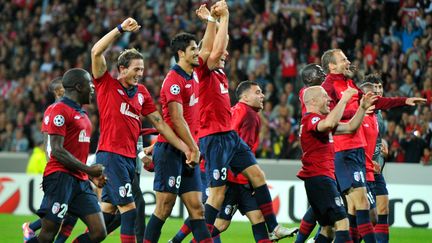 La joie des Lillois le 29 ao&ucirc;t 2012 apr&egrave;s leur victoire (2-0) face au FC Copenhague, au Grand Stade de Villeneuve-d'Ascq (Nord). (PHILIPPE HUGUEN / AFP)