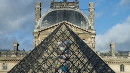 La pyramide du Louvre à Paris, le 15 janvier 2023. (JOAO LUIZ BULCAO / HANS LUCAS / AFP)