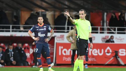 L'arbitre Benoît Millot lors de 17e journée de ligue 1 2021-2022 entre le Stade Brestois et Montpellier. (NICOLAS CREACH / MAXPPP)