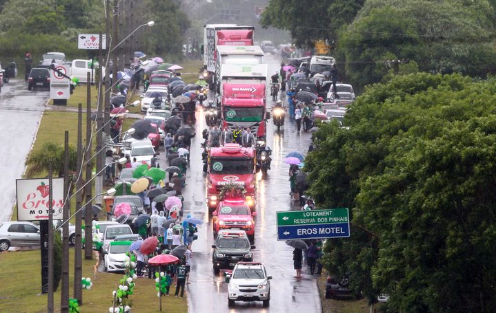 Des camions transportent les cercueils des joueurs de l'équipe de football de Chapeco, au Brésil, le 3 décembre 2016.&nbsp; (REUTERS)