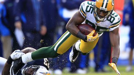 Joli vol plan&eacute; du Green Bay Packers Greg Jennings (D) apr&egrave;s avoir &eacute;t&eacute; plaqu&eacute; par le cornerback des San Diego Charges en match de la NFL &agrave; San Diego, le 6 novembre 2011.&nbsp; (MIKE BLAKE / REUTERS)