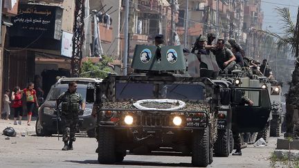 L'arm&eacute;e libanaise d&eacute;ploy&eacute;e &agrave; Tripoli, o&ugrave; ont lieu de violents affrontements entre pro et anti-Bachar Al-Assad, le 21 mai 2013. (JOSEPH EID / AFP)