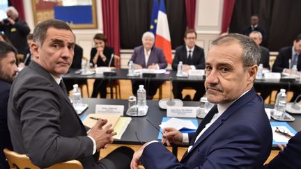 Gilles Simeoni (à gauche) et Jean-Guy Talamoni (à droite), le 13 février 2018, au ministère de l'Intérieur à Paris.&nbsp; (CHRISTOPHE ARCHAMBAULT / AFP)