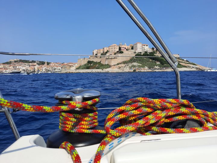 A one-way ticket aboard this 15-meter-long monohull costs 240 euros.  (Agathe Mahuet / Radiofrance)