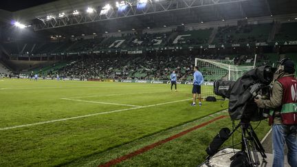 Le stade Geoffroy-Guichard pendant un match de l'ASSE. (JEAN-PHILIPPE KSIAZEK / AFP)