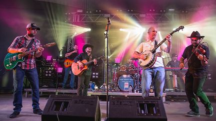 Caleb Keeter (à gauche) et le Josh Abbott Band, à Austin (Texas), le 26 août 2016. (RICK KERN / WIREIMAGE / GETTY IMAGES)