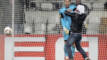 Un supporter du Besiktas Istanbul s'en prend au gardien de l'&eacute;quipe lors du match de la Ligue des Champions face &agrave; l'Atletico Madrid &agrave; Istanbul (Turquie), le 15 mars 2012. (TOLGA BOZOGLU / EPA / MAXPPP)