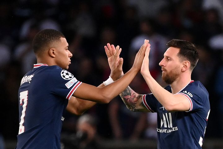 Le PSG peut compter sur ses stars comme Mbappe et Messi, ici lors du match de Ligue des champions face au RB Leipzig le 19 octobre 2021, au Stade des Princes à Paris. (FRANCK FIFE / AFP)