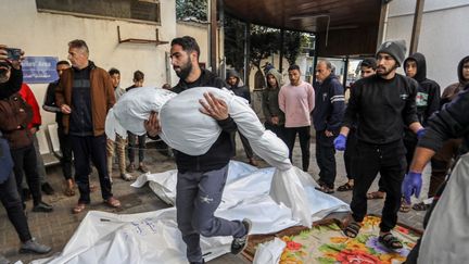 Des proches de Palestiniens décédés à l'hôpital al-Najar à Rafah, dans la bande de Gaza, le 29 décembre 2023. (ABED RAHIM KHATIB / ANADOLU / AFP)