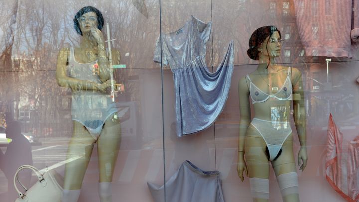 La vitrine d'une boutique American Apparel de Manhattan (New-York, Etats-Unis), vendredi 17 janvier, o&ugrave; les mannequins de plastique arborent une toison pubienne. (STAN HONDA / AFP)