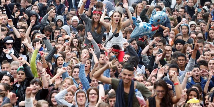 Une foule jeune et festive à la Techno Parade 2013, à Paris (14 septembre 2013)
 (Thomas Samson / AFP)