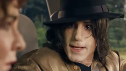 Extrait du téléfilm "Elizabeth, Michael &amp; Marlon", avec Joseph Fiennes dans le rôle de Michael Jackson. (SKY ARTS / YOUTUBE)