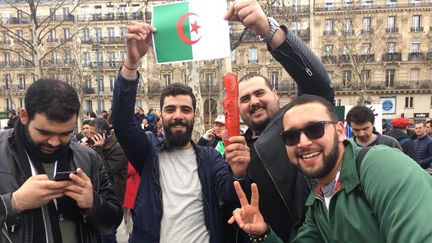 Des jeunes brandissant un cachir (saucisson), place de La République à Paris, dimanche 3 mars 2019. (FRANCEINFO/Mohamed BERKANI)