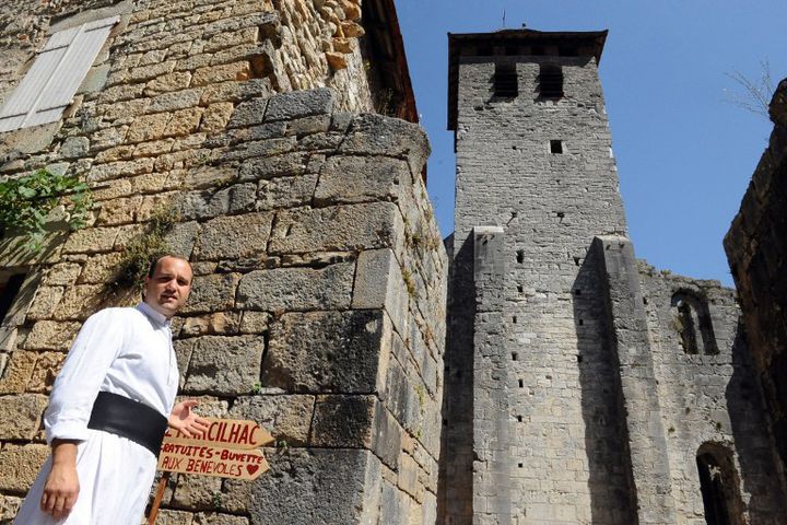 Le père Guillaume devant l'abbaye de Marcilhac-sur-Célé (Lot)
 (REMY GABALDA / AFP)