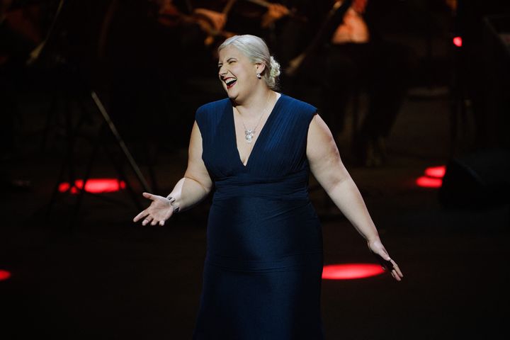 La&nbsp;mezzo-soprano Eugénie Joneau&nbsp;est la Révélation Chef d'orchestre des 29e Victoires de la musique classique, tenues au Grand Théâtre de Provence d'Aix-en-Provence, le 9 mars 2022.&nbsp; (CLEMENT MAHOUDEAU / AFP)