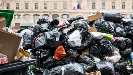 La grève des éboueurs, à Paris, le 21 mars 2023. (VALERIE DUBOIS / HANS LUCAS)