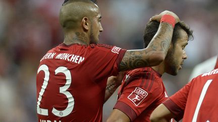 Arturo Vidal félicite Juan Bernat, le premier buteur de la rencontre (CHRISTOF STACHE / AFP)