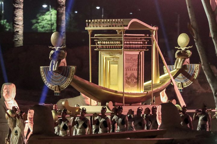 Un palanquin porté par des figurants durant la cérémonie d'ouverture de l'Allée des sphinx près du temple de Louxor (Egypte), le 25 novembre 2021. (KHALED DESOUKI / AFP)