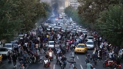 Une manifestation à la mémoire de Mahsa Amini sur une route près de Téhéran, la capitale iranienne, le 21 septembre 2022. (AFP)