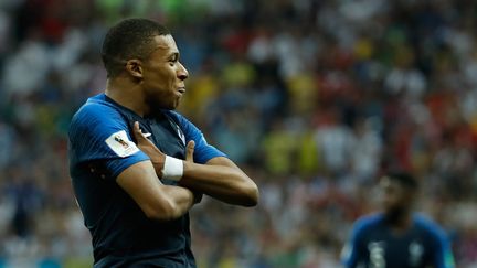 Kylian Mbappe célèbre son but. Il est devenu le deuxième joueur le plus jeune à marquer dans une finale de Coupe du monde, après le Brésilien Pelé. (ODD ANDERSEN / AFP)