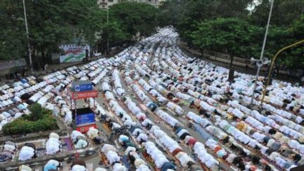 Musulmans en train de prier pendant la prière du ramadan à Hyderabad (sud-est de l'Inde) (AFP - Noah SEELAM)