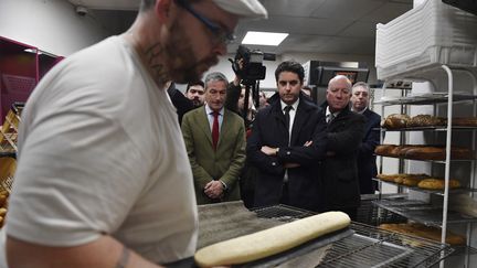 Le ministre des Comptes publics, Gabriel Attal, en visite dans une boulangerie à Chartres (Eure-et-Loir), le 1er décembre 2022. (JULIEN DE ROSA / AFP)