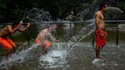 Des p&egrave;lerins hindous prennent un bain sacr&eacute; &agrave; Sundarijal (N&eacute;pal), le 16 juillet 2012. (NARENDRA SHRESTHA / EPA / MAXPPP)