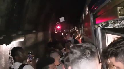 Une panne mécanique survenue vendredi 29 juin vers 17 heures sur le RER A, à Paris, a obligé&nbsp; des passagers à sortir du train et à marcher sur les voies. (@rudoman79)