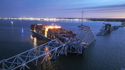 Le pont Francis Scott Key effondré après avoir été percuté par un cargo, à Baltimore (Maryland, Etats-Unis), le 26 mars 2024. (LOKMAN VURAL ELIBOL / ANADOLU / AFP)