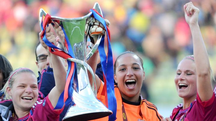 Les Lyonnaises Eugénie Le Sommer, Sarah Bouhaddi et Amandine Henry (de gauche à droite) avec leur deuxième Ligue des champions remportée d'affilée, le 17 mai 2012. (MAXPPP)