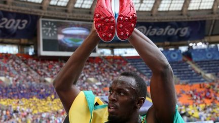 Le sprinteur jama&iuml;cain Usain Bolt c&eacute;l&egrave;bre sa victoire apr&egrave;s avoir remport&eacute; le 4x100 m aux championnats du monde d'athl&eacute;tisme &agrave; Moscou, le 18 ao&ucirc;t 2013. (FRANCK FIFE / AFP)