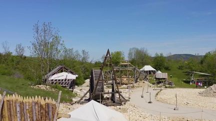 Le 13h chez vous continue de vous faire découvrir la magnifique région du Bugey dans l'Ain. Des histoires de famille, amoureuses de leur territoire, et notamment de la famille Pizzani, une dynastie de rugbymen. (CAPTURE ECRAN FRANCE 2)